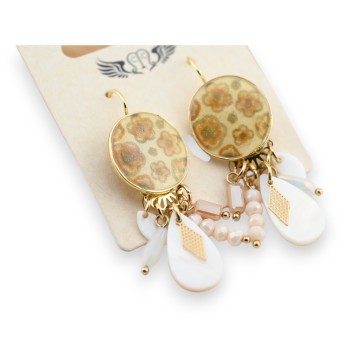 Boucle d'oreille pendante beige et blanc