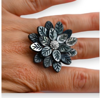 Bague fantaisie argentée grosse fleur gris bleu