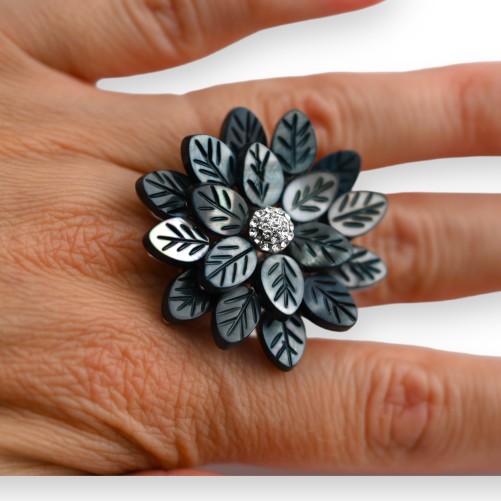 Bague fantaisie argentée grosse fleur gris bleu