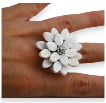 Bague fantaisie argentée grosse fleur blanche