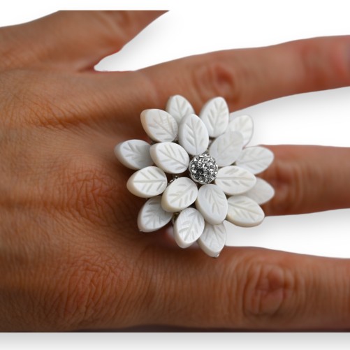 Bague fantaisie argentée grosse fleur blanche