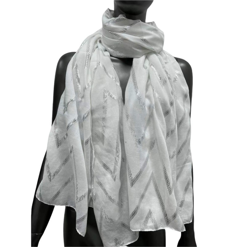 Foulard fluide blanc aux détails argentés