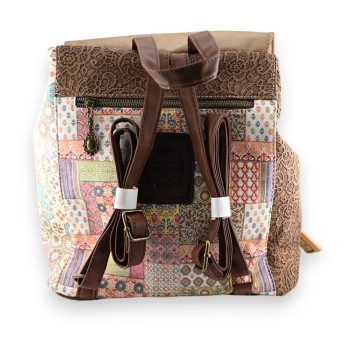 Sac à dos sweet candy petite fille dans sa chambre