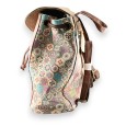 Sac à dos sweet candy petite fille dans sa chambre