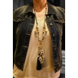 Collier sautoir fantaisie gris et noir médaillon doré et breloques
