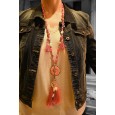 Collier sautoir fantaisie fuchsia médaillon rond pompon et breloques