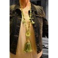 Collier sautoir fantaisie nuances vert médaillon rond pompons et breloques