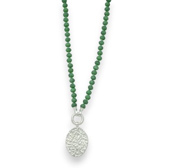 Collier fantaisie perles vertes médaillon argenté brossé