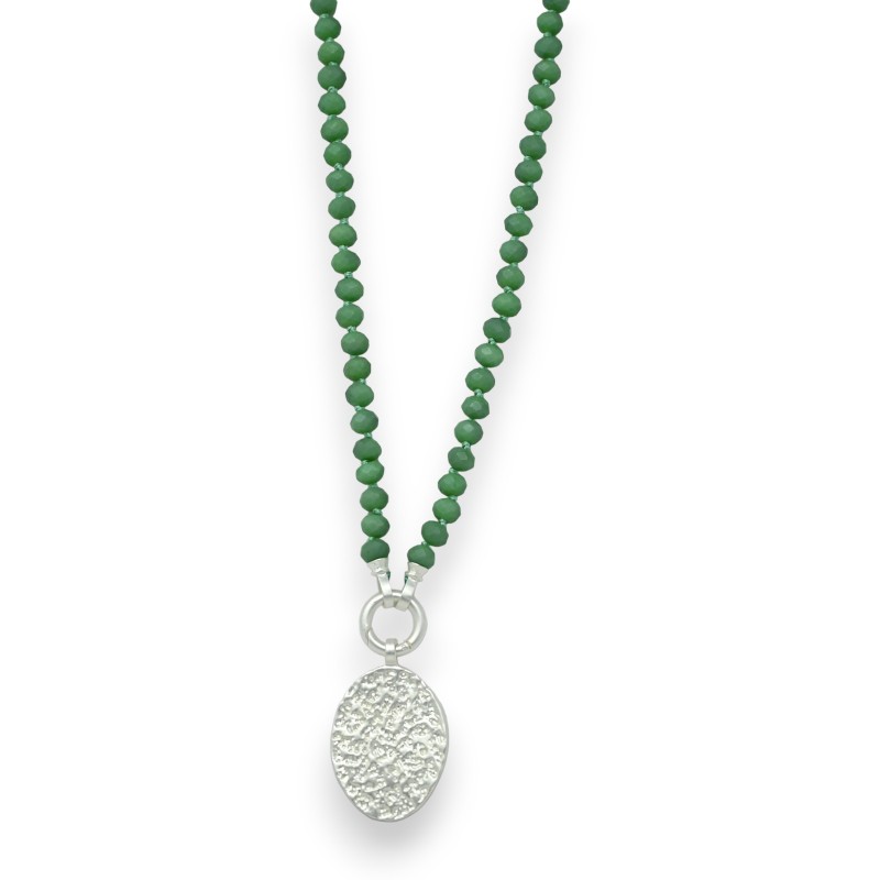 Collier fantaisie perles vertes médaillon argenté brossé