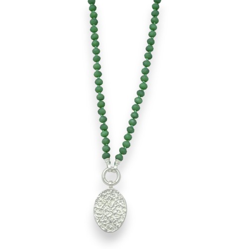 Collier fantaisie perles vertes médaillon argenté brossé