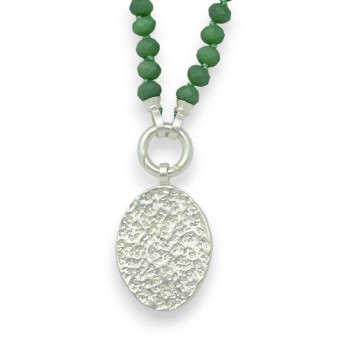 Collier fantaisie perles vertes médaillon argenté brossé