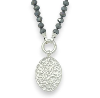 Collier fantaisie perles grises brillantes médaillon argenté brossé