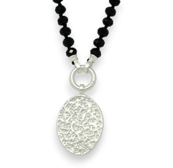 Collier fantaisie perles noires brillantes médaillon argenté brossé