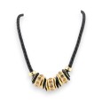 Collier cordon cuir noir et pendentif doré de chez Belle Miss