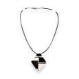 Collier Fantaisie Géométrique noir et blanc de chez Ikita
