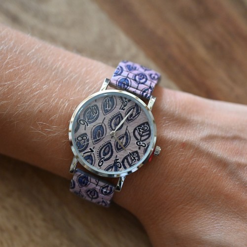 Montre Ernest imprimée feuilles bleues sur fond rose