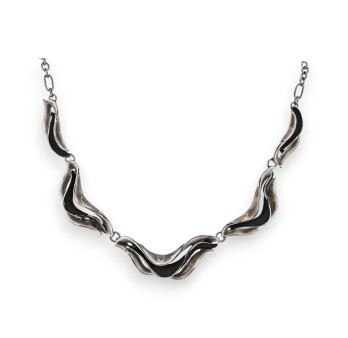 Collier fantaisie vague grise et noire de chez Ikita