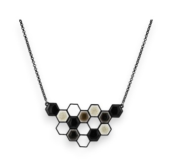 Collier fantaisie médaillon alvéoles noires et blanches de chez Ikita