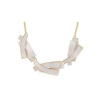 Collier fantaisie médaillon graphique blanc cassé de chez Ikita