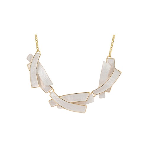 Collier fantaisie médaillon graphique blanc cassé de chez Ikita