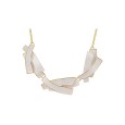 Collier fantaisie médaillon graphique blanc cassé de chez Ikita