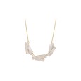 Collier fantaisie médaillon graphique blanc cassé de chez Ikita