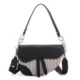 Sac à main bandoulière noir et beige motif monogramme
