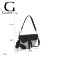 Sac à main bandoulière noir et beige motif monogramme