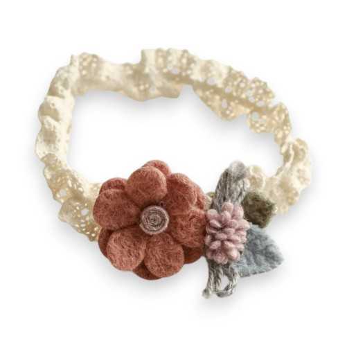 Serre-tête romantique en macramé beige avec fleur en feutrine