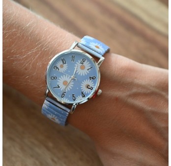 Montre Ernest Marguerite blanc sur fond bleu ciel