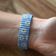 Montre Ernest Marguerite blanc sur fond bleu ciel