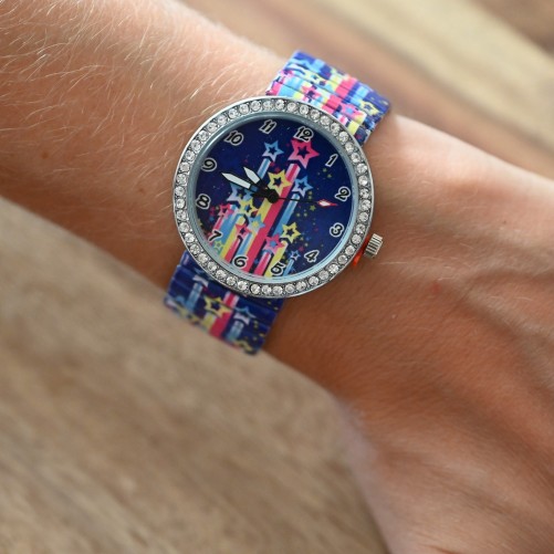Montre Ernest fond bleu étoiles multicolores