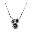 Collier Fantaisie Floral Noir et gris de chez Belle Miss