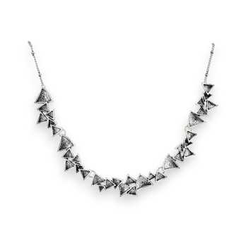 Collier Triangles argentés vieilli de chez Ikita