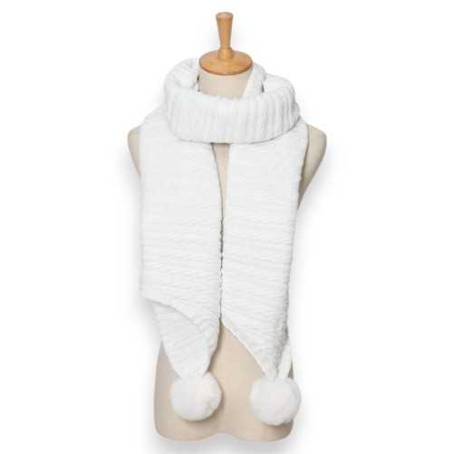 Écharpe asymétrique blanche en maille tricot avec pompons